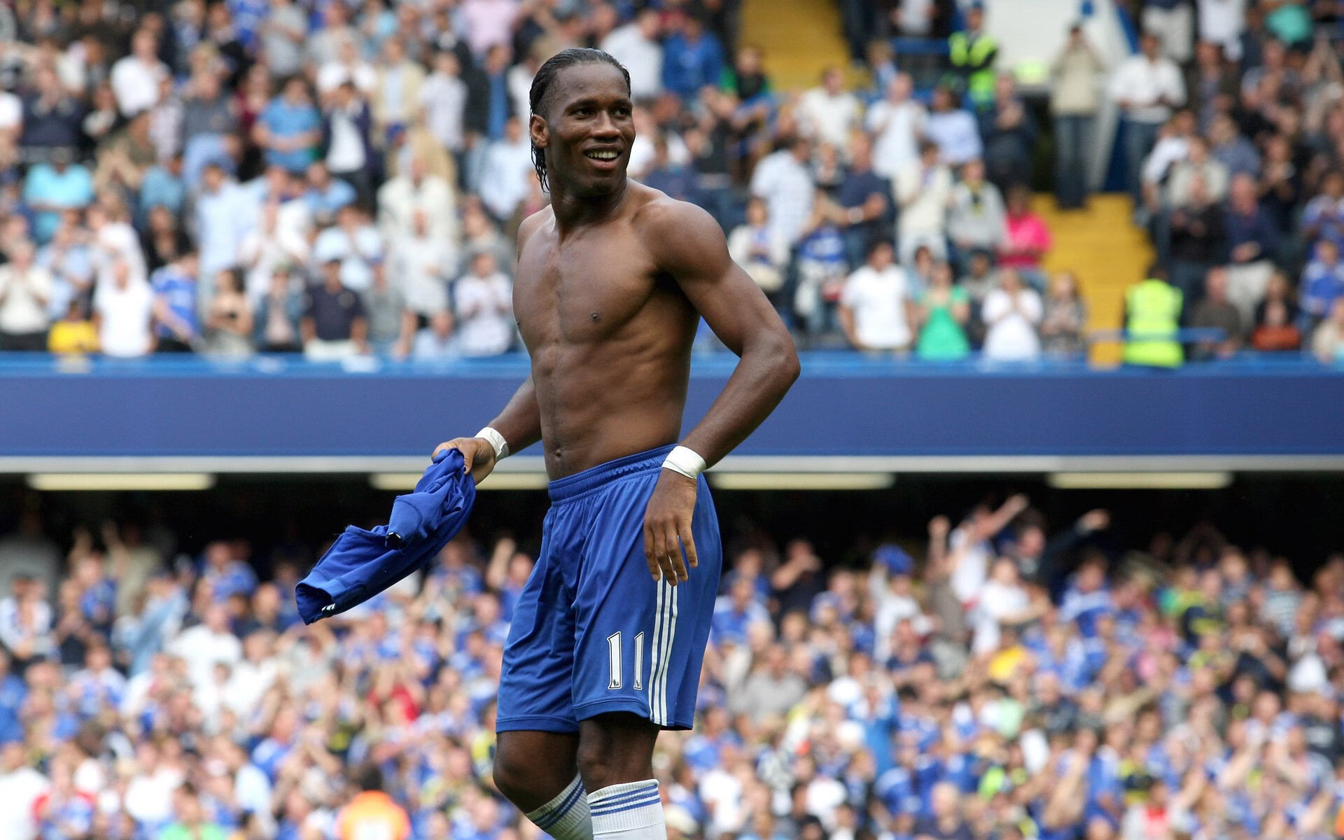 《FIFA》未来足球“虚拟盛典”震撼开启，全球玩家狂欢盛宴！